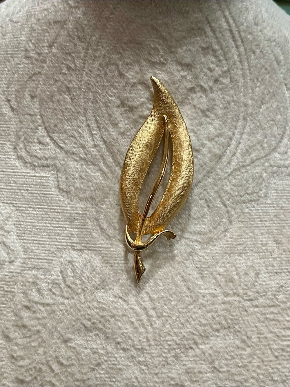 Vintage Hedy Leaf-Style Brooch Gold Tone 2.5”